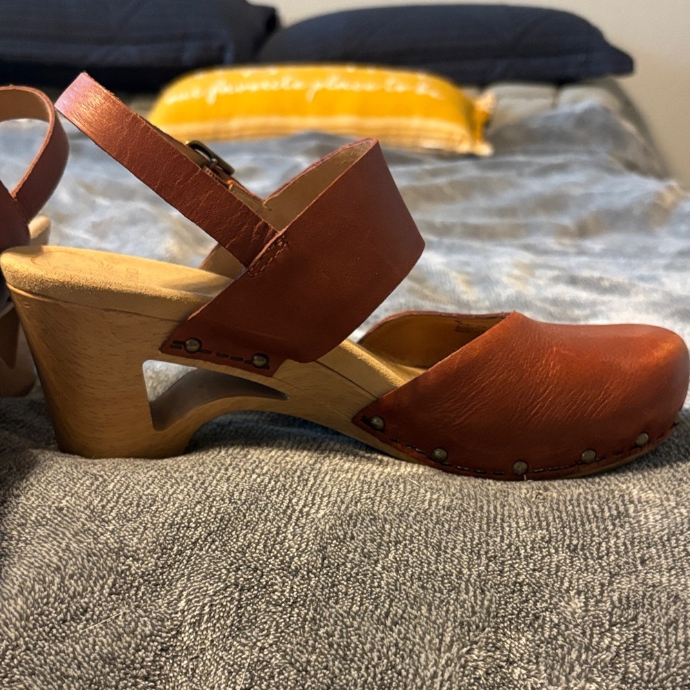 Dansko Tan Mules Classic Scandinavian Design